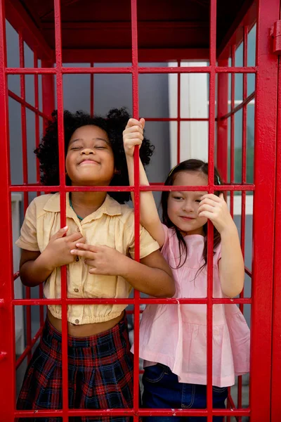Két Kislány Szeret Együtt Játszani Telefonfülkében Boldogsággal Kikapcsolódással Iskola Befejezése — Stock Fotó