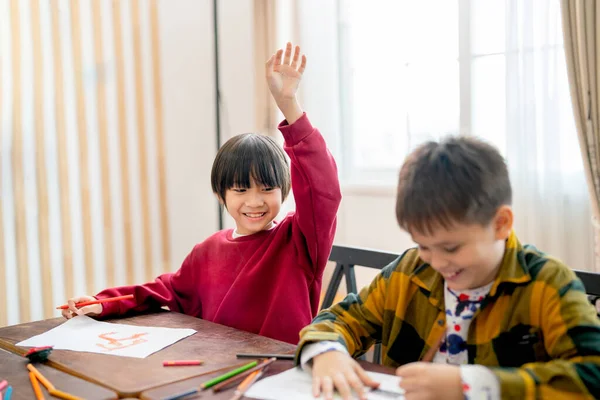 Azji Chłopiec Podnieść Rękę Zapytać Questing Klasie Jego Przyjaciel Wygląda — Zdjęcie stockowe