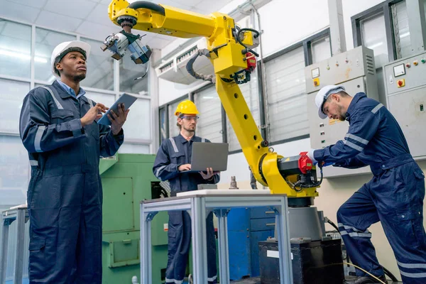 Afroameričtí Technici Pracují Svým Týmem Kontrole Údržbě Robotické Rameno Továrně — Stock fotografie
