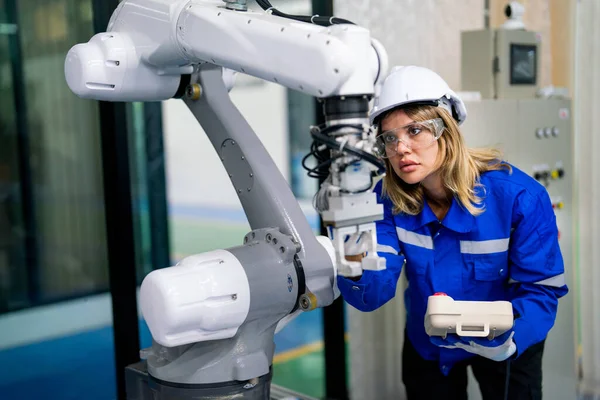 Fabrika işyerindeki oldukça profesyonel mühendis veya teknisyen işçi kontrol ve bakım robotik kol makinesi.