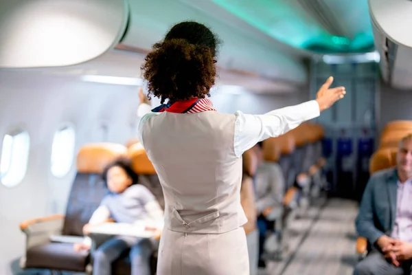 Stewardess Oder Flugbegleiterin Demonstrieren Und Weisen Dem Passagier Vor Dem — Stockfoto