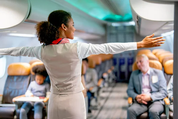 Stewardess Oder Flugbegleiterin Demonstrieren Und Weisen Dem Passagier Vor Dem — Stockfoto