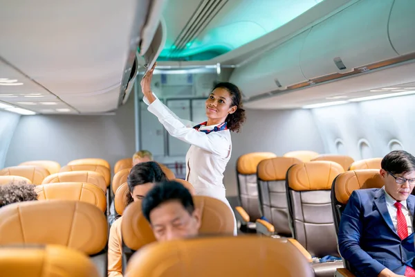Stewardess Gehen Gepäckraum Des Flugzeugs Vor Dem Start Schließen Und — Stockfoto