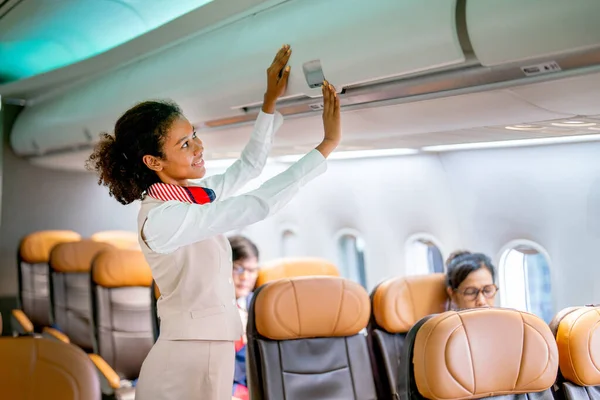 Stewardess Aus Nächster Nähe Fuß Gepäckraum Des Flugzeugs Vor Dem — Stockfoto