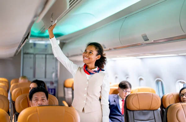 Weite Aufnahme Der Stewardess Fuß Das Gepäckabteil Des Flugzeugs Vor — Stockfoto