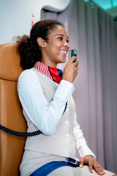 Stewardess Oder Flugpersonal Sitzen Auf Dem Sitz Der Flugbegleiter Und — Stockfoto