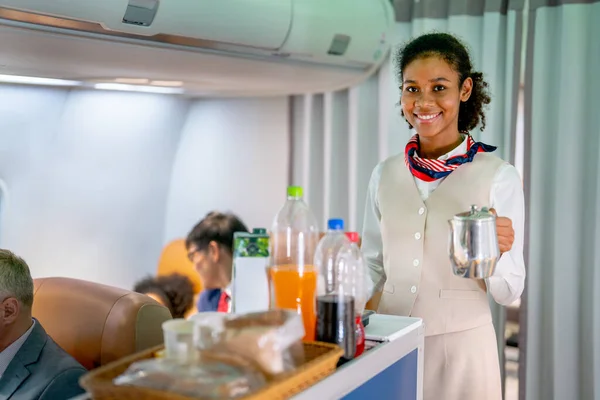 Porträt Der Stewardess Hält Teekanne Und Schaut Die Kamera Mit — Stockfoto