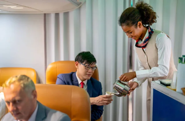 Stewardess Hält Teekanne Und Gibt Dem Passagier Geschäftsmann Flugzeug Trinken — Stockfoto