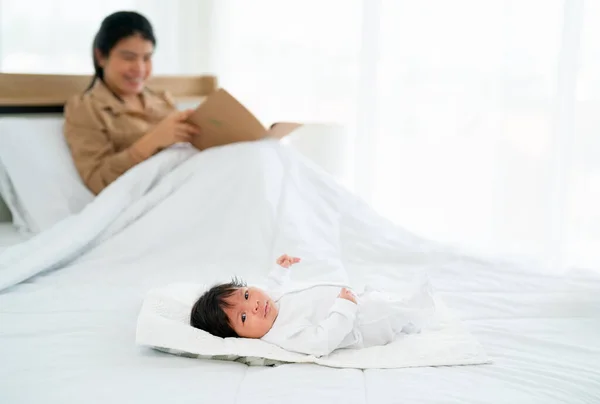 Newborn Baby Lie Bed Relax Happiness While Her Asian Mother — Stock Photo, Image