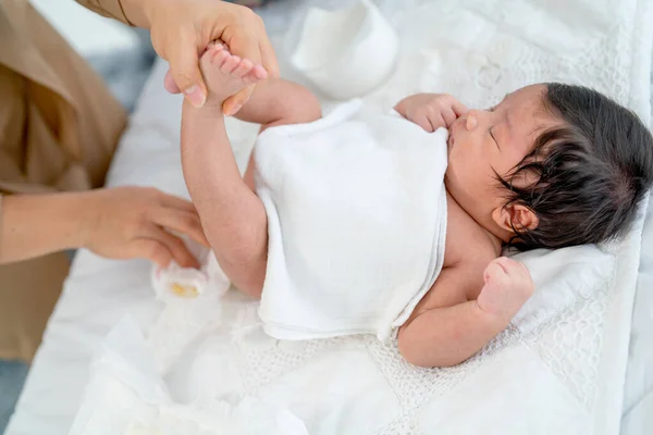 Moeder Bereiden Tto Verschonen Luier Servet Voor Pasgeboren Baby Liggen — Stockfoto