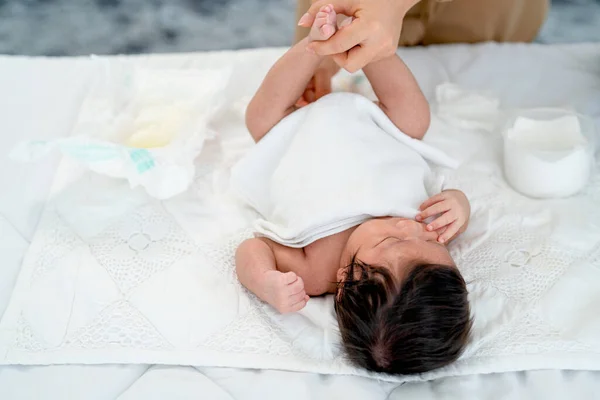 Close View Mãe Mudar Fralda Guardanapo Para Bebê Recém Nascido — Fotografia de Stock
