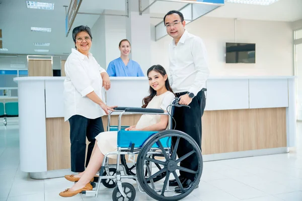 Široký Záběr Asijské Rodiny Starší Ženou Těhotné Ženy Sedět Invalidním — Stock fotografie