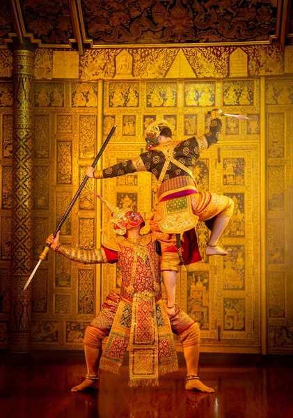 孔或传统的泰国经典蒙面 以传统舞蹈中的拉曼角色为背景 以打斗姿势和泰国画为背景 在公共场合表演 — 图库照片
