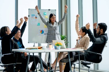 Asyalı iş adamı ve kadın grupları, projenin başarısı ve mutluluğunu ifade etmek için ellerini kaldırsın..