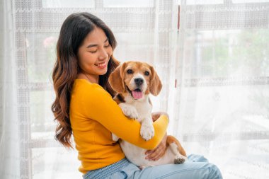 Kapatın Asyalı genç kızı. Kucaklaşın ve köpek gibi sarılın. Evinin cam kapısının önünde oturun..