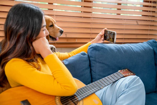 Jovem Menina Asiática Gosta Selfie Com Seu Cão Durante Relaxar — Fotografia de Stock