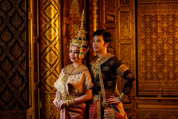 타이의 의상을 아름다운 아시아인 의상을 내다본다 — 스톡 사진