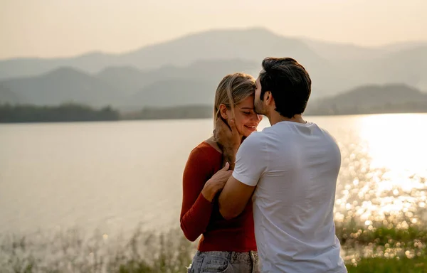 Costas Homem Caucasiano Beijo Testa Mulher Bonita Com Luz Pôr — Fotografia de Stock