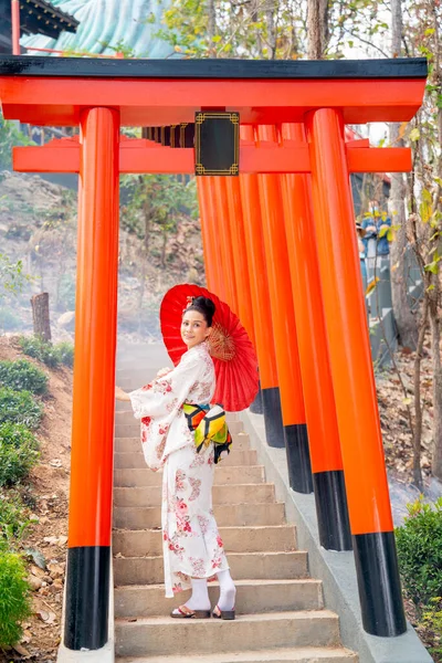 Vissza Csinos Japán Stílusú Ruha Tartsa Piros Esernyő Néz Vissza — Stock Fotó