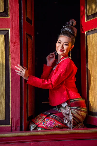 Gambar Vertikal Dari Wanita Asia Yang Cantik Thailand Mengenakan Thailand — Stok Foto
