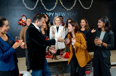 Beyaz menajer, Asyalı iş kadınına hediyesini ya da hediyesini vererek sürpriz yapıyor. Yeni yıl partisinde ofis odasındaki altın kolyeye benziyor..