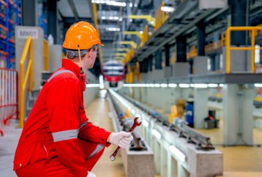 Profesyonellerin arka koltukları elektrik ya da gökyüzü trenlerinin yanında otururken fabrika işyerindeki trene de bakın..