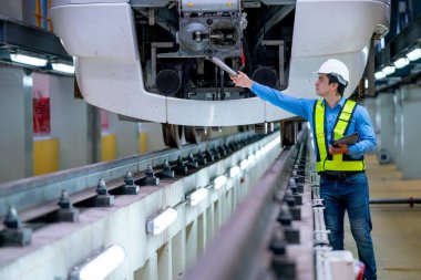Profesyonel mühendis, fabrika işyerindeki elektrik veya metro bölümünün ön kısmını kontrol ve kontrol et..