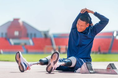 Bacağında protezi olan sporcu bir sporcu kolunun gerilmesini ve gün ışığında stadyuma geri dönmesini istiyor..