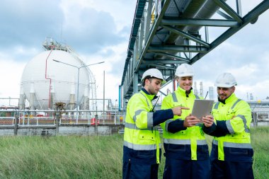Fabrika mühendisi veya teknisyenleri birlikte çalışmak ve petrokimyasal boru hattı ve tank altında kalmak için tablet kullanıyorlar..