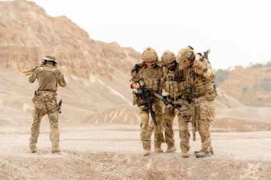 Bir grup asker ya da asker, ya da ekibinin bir üyesinin tehlikeden kaçması ve diğer bir uçlu tüfekle arkadan, antrenman alanında ya da dışarıda, savaş meydanında korunması..