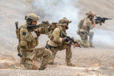 Bir askeri ya da askeri birliği yakın. Biriniz düşman cephesine ateş ederken diğeriniz de muhafız olup savaş alanında savaşmaya hazır olsun..