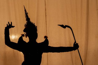 Khon ya da Maskeli Oyuncuların Silueti 'ni kapat. Performans eylemiyle birlikte beyaz ekranlı arka planda dur..