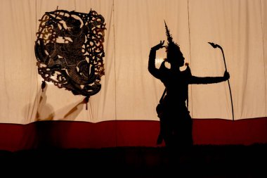 Khon ya da Maskeli Oyuncuların Silueti, arka planda beyaz ekranla büyük gölgenin önünde performans eylemiyle ayakta durun.