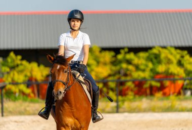 Genç kız kontrol hortumunu kapatın ve yarışmadan önce arenaya çıkıp antrenman yapın..