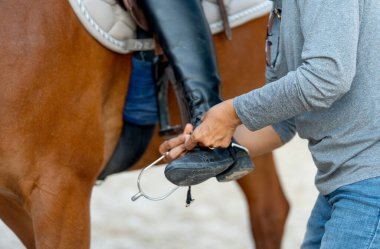 Kadının ellerini kapat. Antrenmanda ya da antrenmanda ata binmek için pedal çevirmeye çalış..