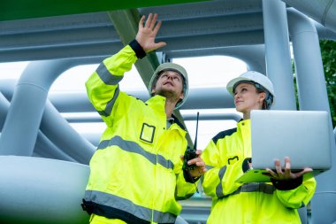 Petrokimya işçisi iş arkadaşı bilgisayarla tartışıyor ve fabrika işyerindeki boru hattında kalıyorlar..