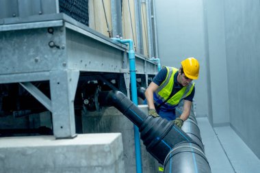 Mühendis ya da teknisyen fabrika inşaatının boru sistemini kontrol edin..