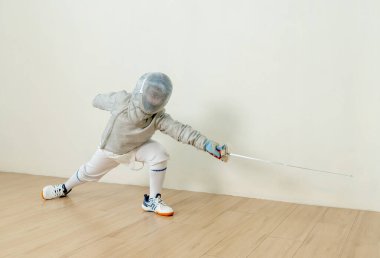 Eskrim formalı Asyalı çocuk yarışma için eğilip ön tarafına doğru eğilsin..