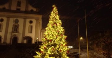Şiddetli kar yağışı sırasında caddedeki güzel Noel ağacının hava aracı görüntüsü