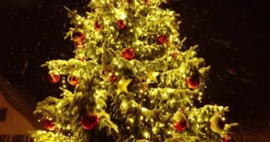 Şiddetli kar yağışı sırasında caddedeki güzel Noel ağacının hava aracı görüntüsü
