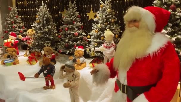 Santa Claus Přináší Vánoční Dárky Překvapení Pro Děti Medvídky — Stock video
