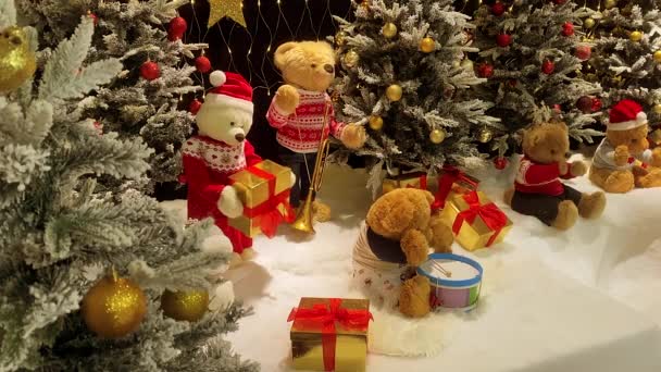 サンタクロースは子供のためのクリスマスプレゼントの驚きをもたらすテディベア — ストック動画