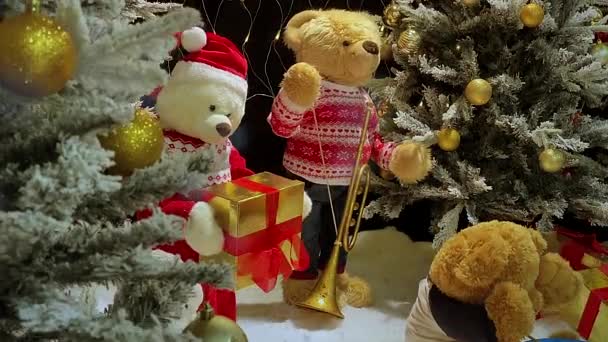 Weihnachtsmann Bringt Weihnachtsgeschenke Überraschung Für Kinder Teddybären — Stockvideo