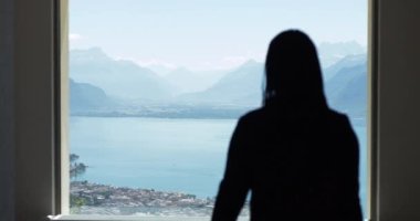 Modern ofisteki Afrikalı iş kadını nefes kesici manzaralı pencereye bakıyor