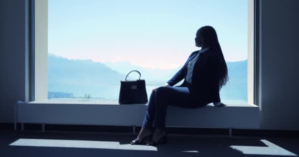 Afrikanische Geschäftsfrau Modernem Büro Blickt Auf Fenster Mit Atemberaubender Aussicht — Stockvideo