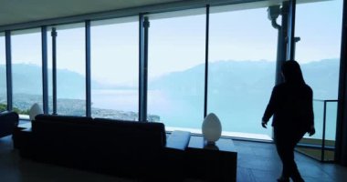 Modern ofisteki Afrikalı iş kadını nefes kesici manzaralı pencereye bakıyor