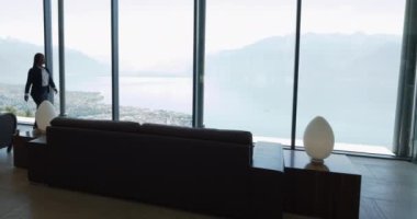 Modern ofisteki Afrikalı iş kadını nefes kesici manzaralı pencereye bakıyor