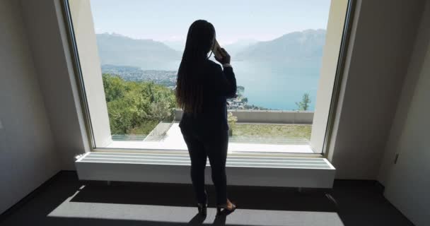 Junge Afrikanische Geschäftsfrau Telefoniert Modernem Büro Fenster Mit Panoramablick Auf — Stockvideo