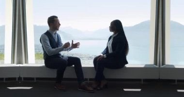 Genç ve başarılı iş adamları toplantı yapıyorlar. Modern ofiste finansal kazanç stratejisi hakkında konuşuyorlar. Nefes kesici bir bakış açısıyla.