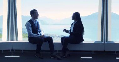 Genç ve başarılı iş adamları toplantı yapıyorlar. Modern ofiste finansal kazanç stratejisi hakkında konuşuyorlar. Nefes kesici bir bakış açısıyla.